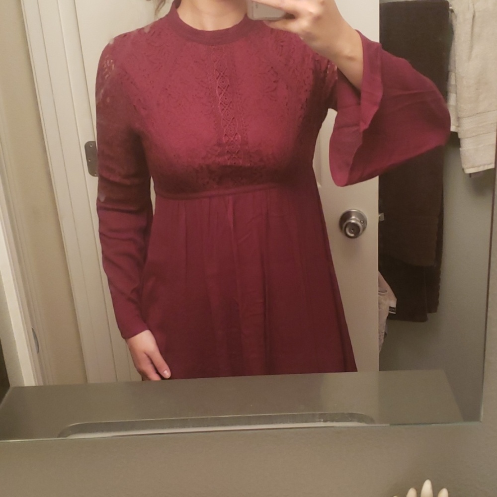 Red lace Altrd State dress 🌻